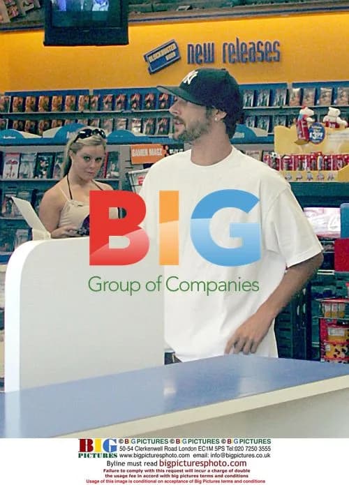 Kevin Federline at a Video Store