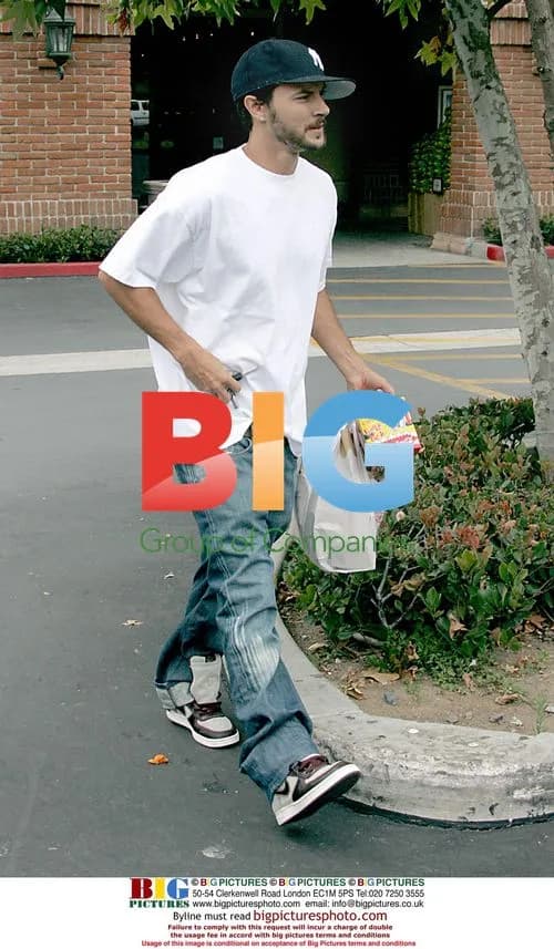 Kevin Federline Runs Errands