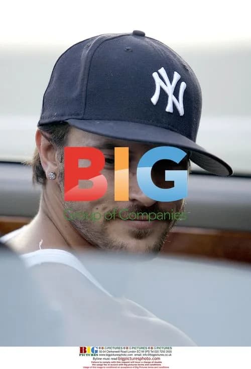 Kevin Federline outside Bank of America