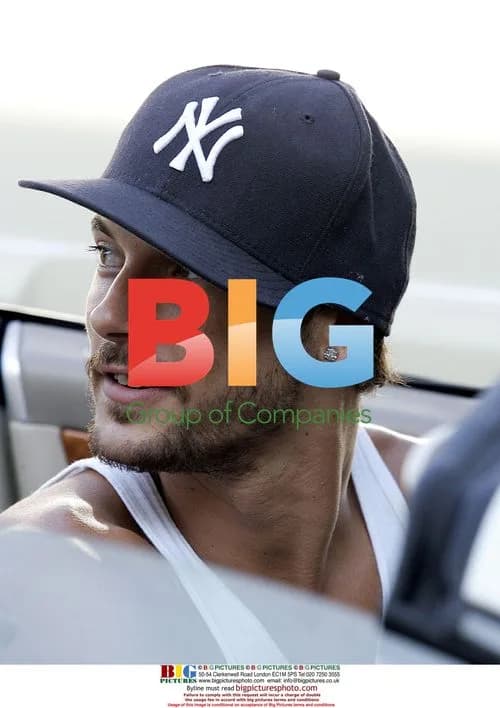 Kevin Federline Leaves Bank in Malibu