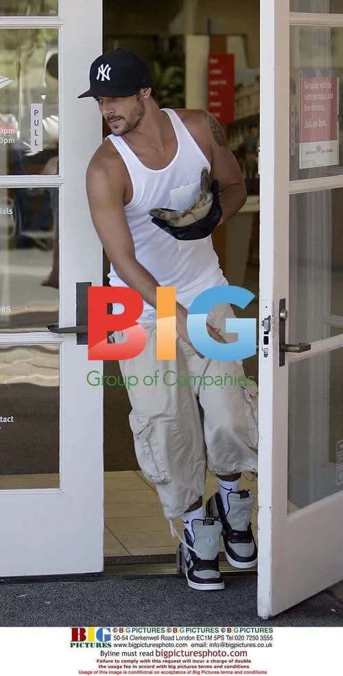 Kevin Federline out of Bank of America in Malibu