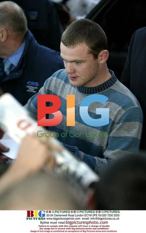 Wayne Rooney Signs for Manchester United