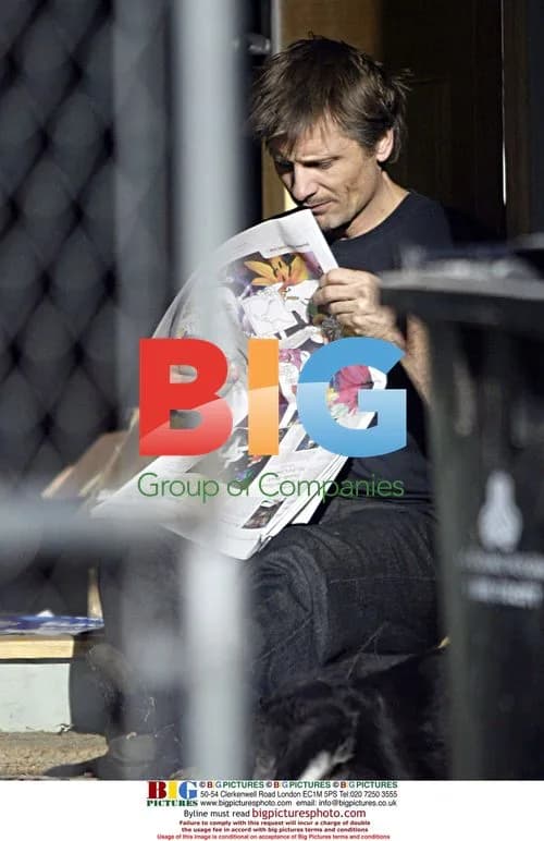 Viggo Mortensen Hangs Christmas Lights