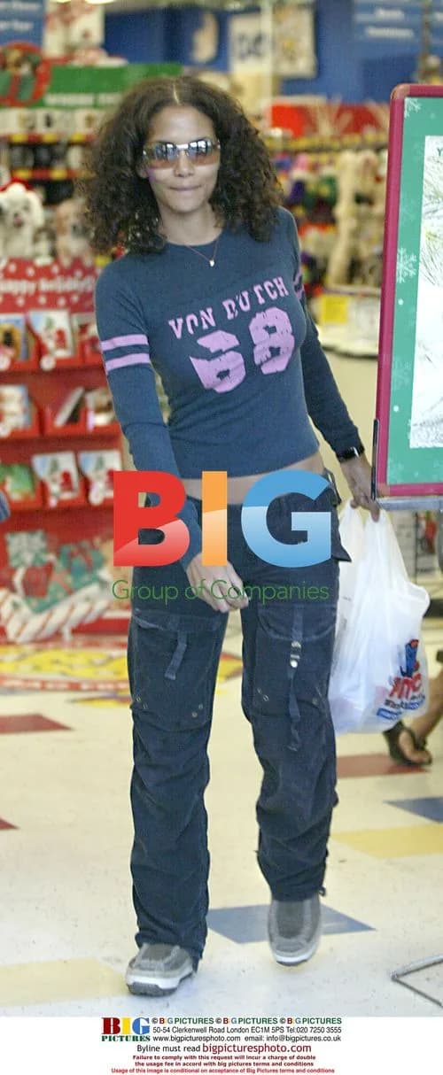 Halle Berry Shopping for Kitty Food
