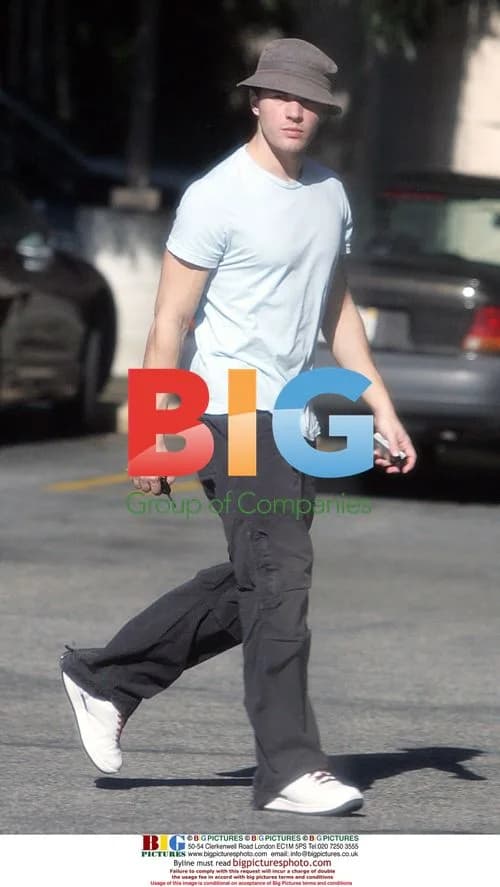 Ryan Phillippe Brings Home Groceries