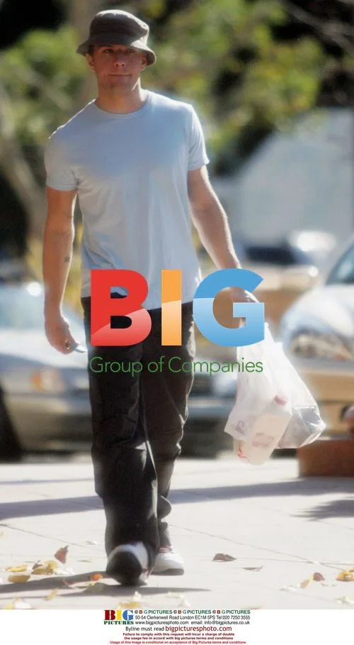 Ryan Phillippe Runs Errands