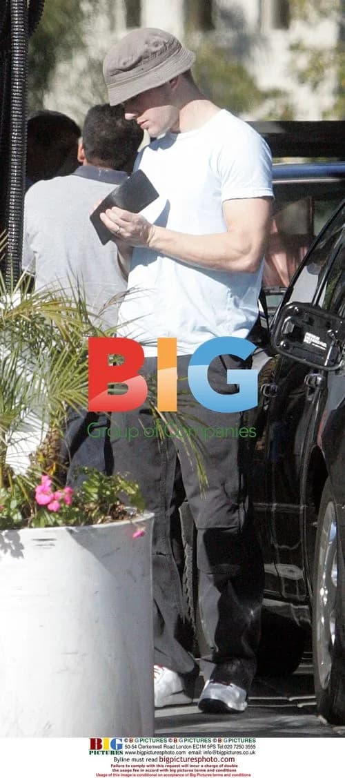 Ryan Phillippe Running Errands