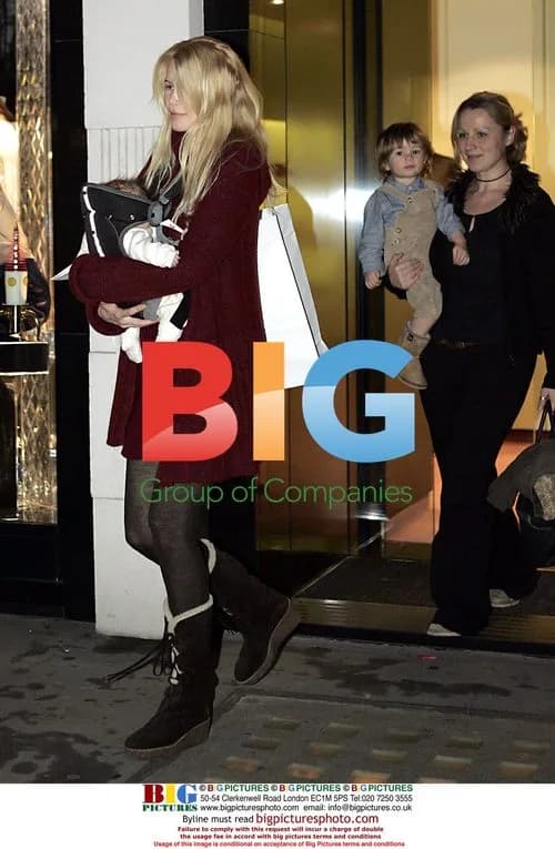 Claudia Schiffer Christmas Shopping