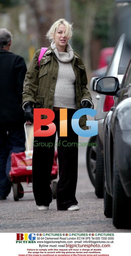 Pregnant Singer Natalie Appleton Out for Dinner