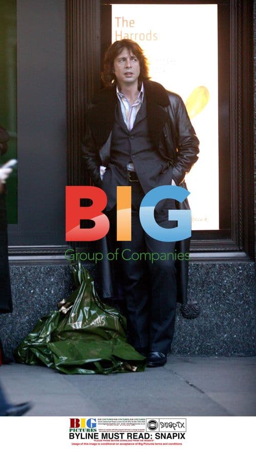 Laurence Llewelyn-Bowen and wife wait for late cab