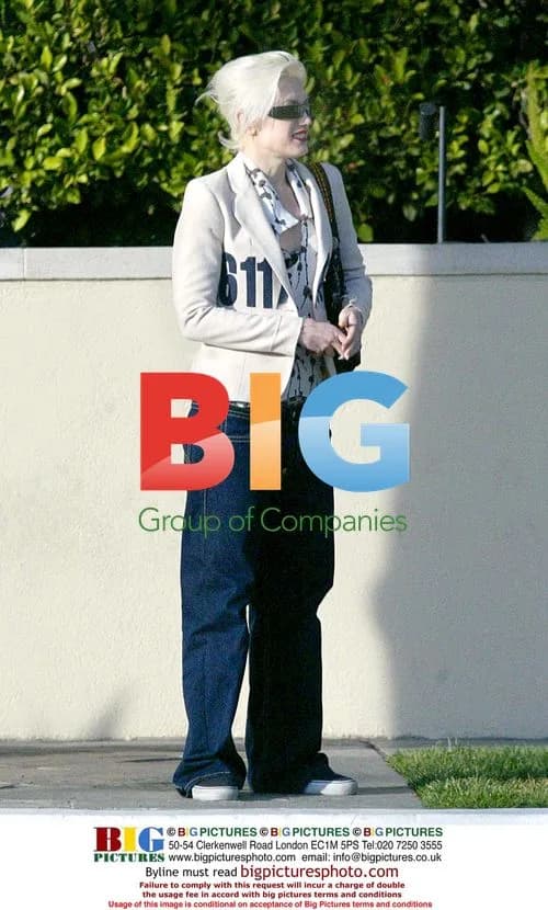 Gwen Stefani Leaving Hotel to Shop