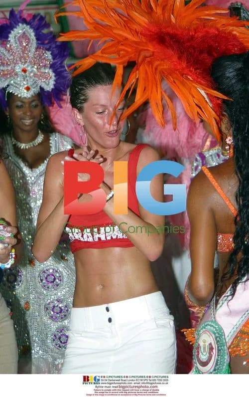 Gisele Bundchen dances with Mangueira Samba school