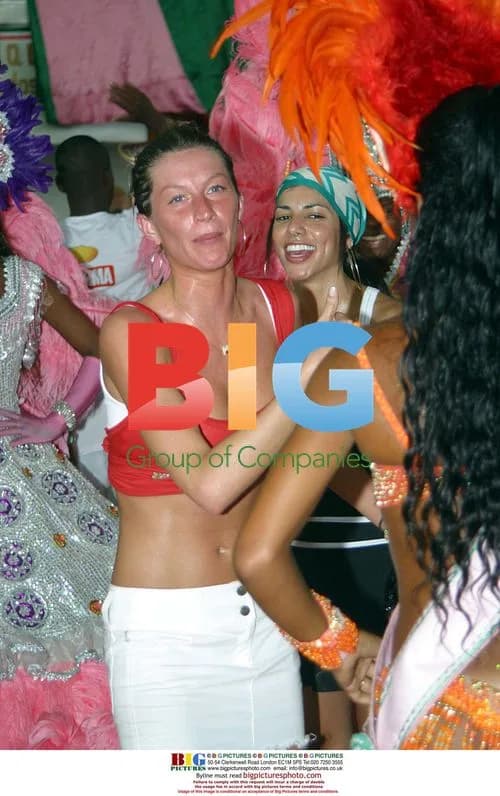 Gisele Bundchen Dances with Mangueira Samba School