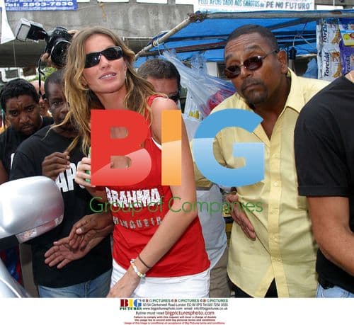 Gisele Bundchen dances with Mangueira Samba school