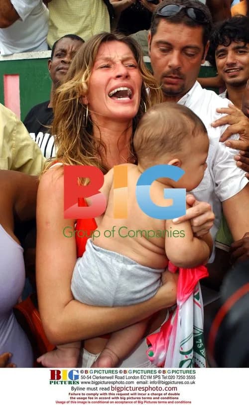 Gisele Bundchen Dances with Mangueira Samba School