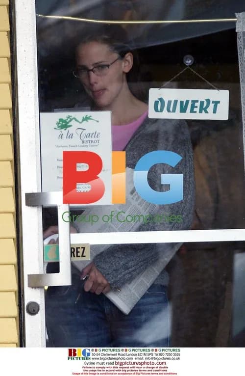Jennifer Garner Leaves Lunch With Friend