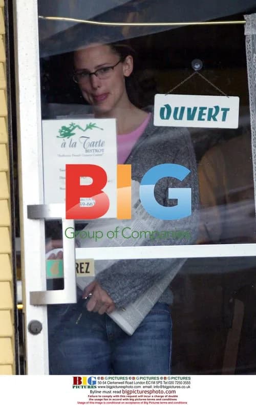Jennifer Garner Leaves Lunch with Friend