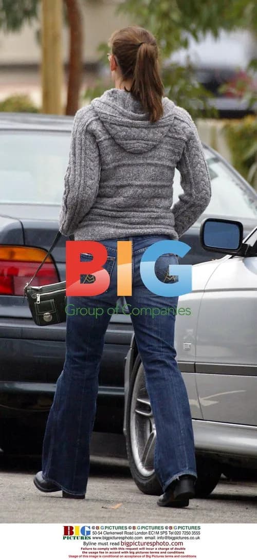 Jennifer Garner Leaving Restaurant After Lunch with Friend