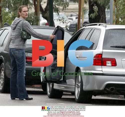 Jennifer Garner Leaves Restaurant with Friend