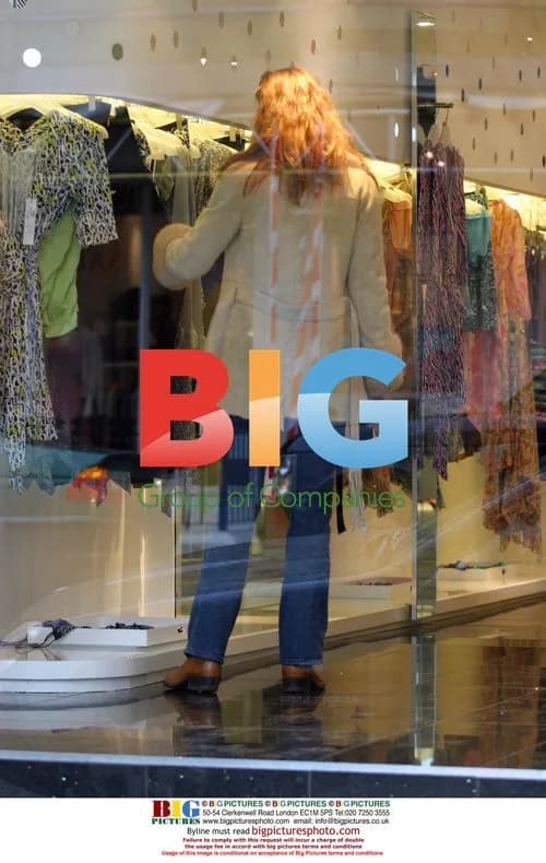 Model Elle Macpherson Shopping in London