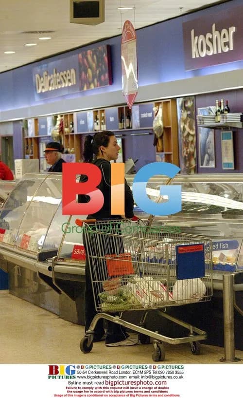 Mel C Shopping in North London