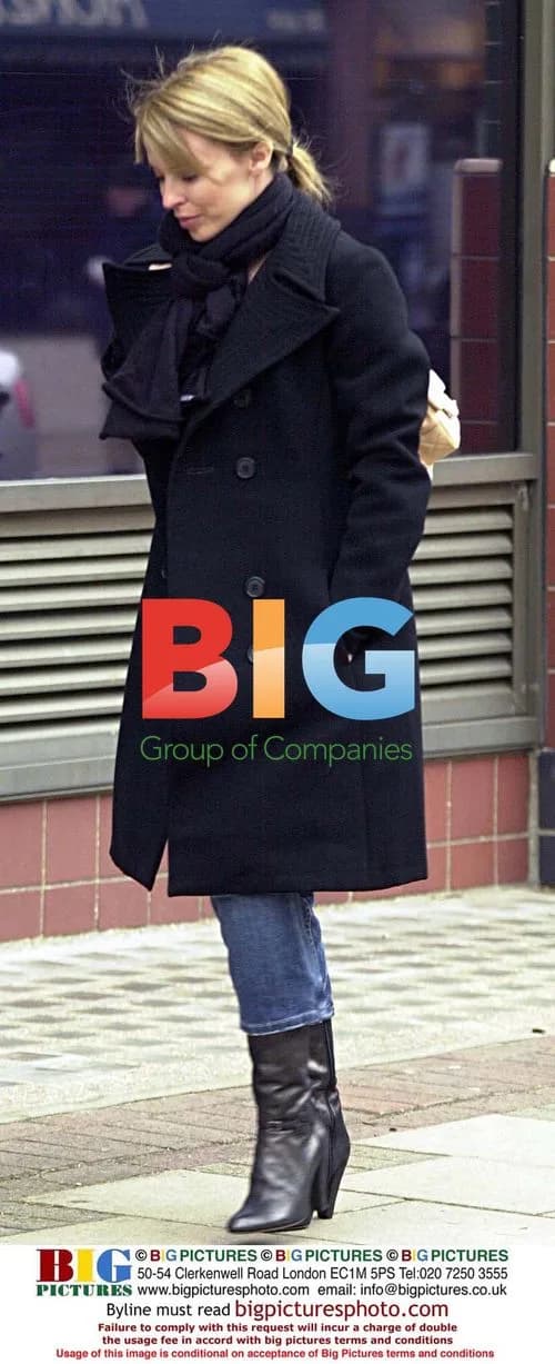 Kylie Minogue Steps Out in London
