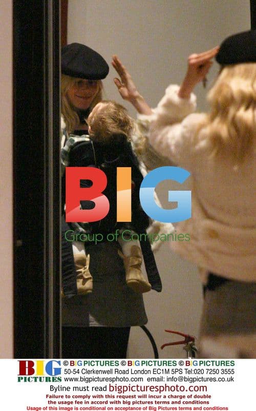 Claudia Schiffer Christmas Shopping in London