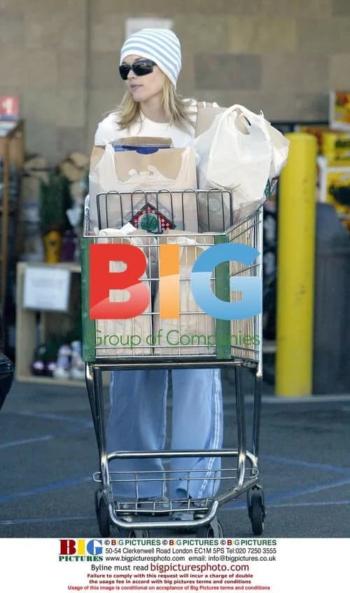 Reese Witherspoon Grocery Shopping