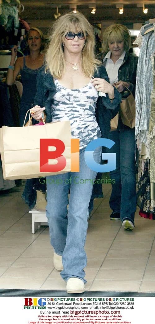 Goldie Hawn Shopping in Malibu