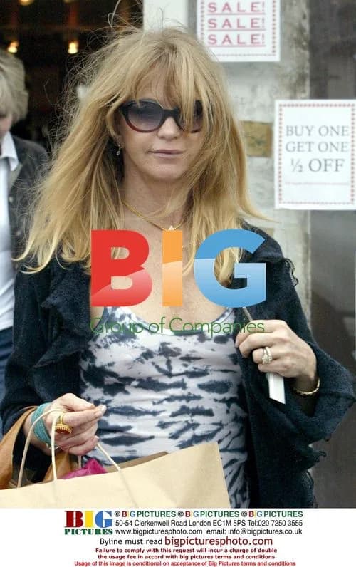Goldie Hawn Shopping in Malibu