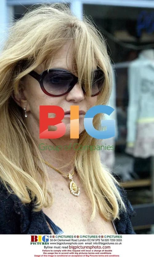 Goldie Hawn Shopping in Malibu