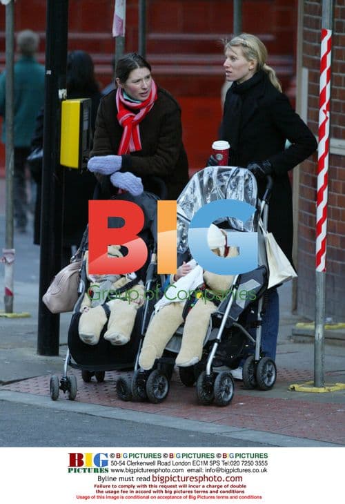Jools Oliver Out With Daughters