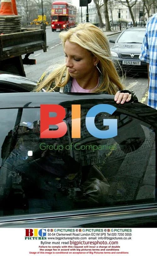 Britney Spears leaves London building