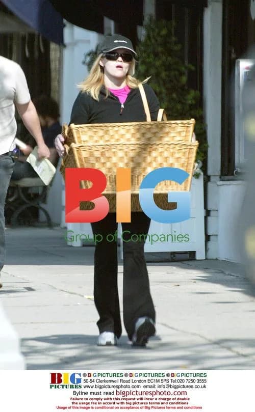 Reese Witherspoon shopping in Los Angeles