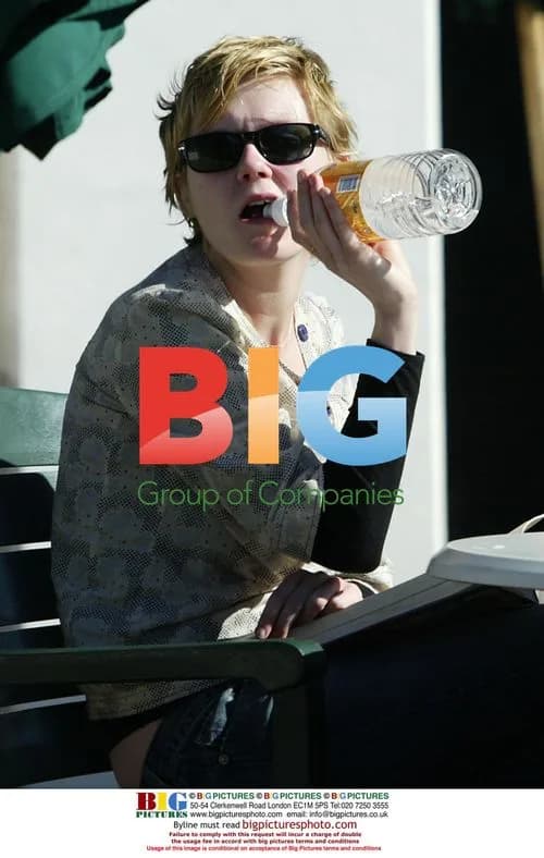 Kirsten Dunst Picks Nose at Car Wash
