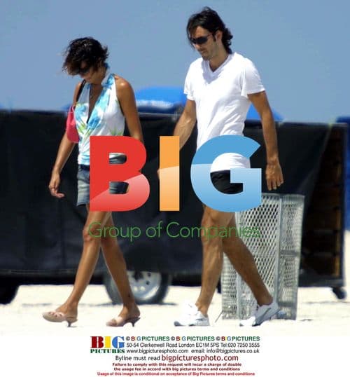 Robert Pires relaxes in Miami with girlfriend
