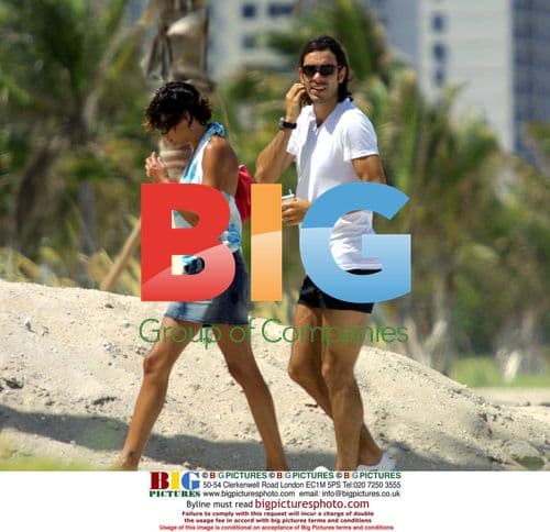 Robert Pires relaxing in Miami with girlfriend