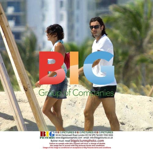 Robert Pires relaxes with girlfriend in Miami