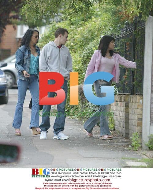 Jessie Wallace's friends comfort her after split