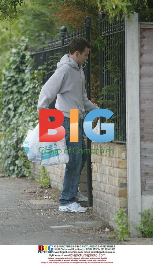 Jessie Wallace receives comfort from friends after split