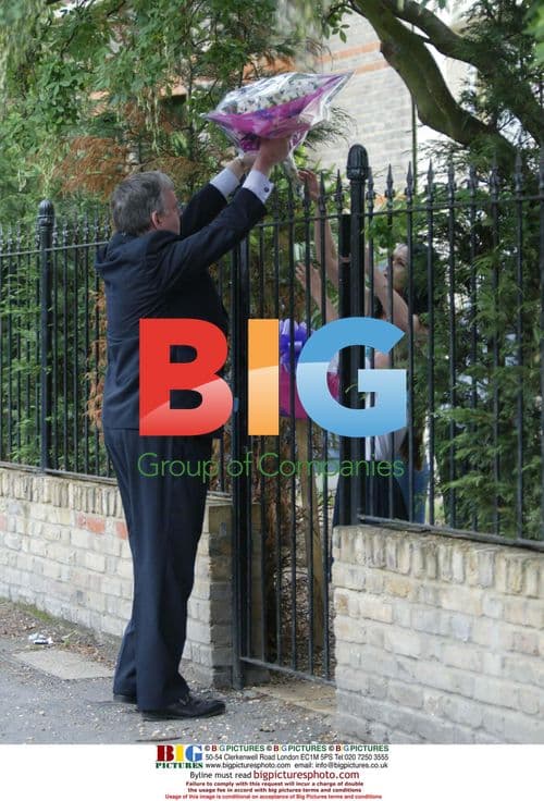 Jessie Wallace Receives Friends After Split