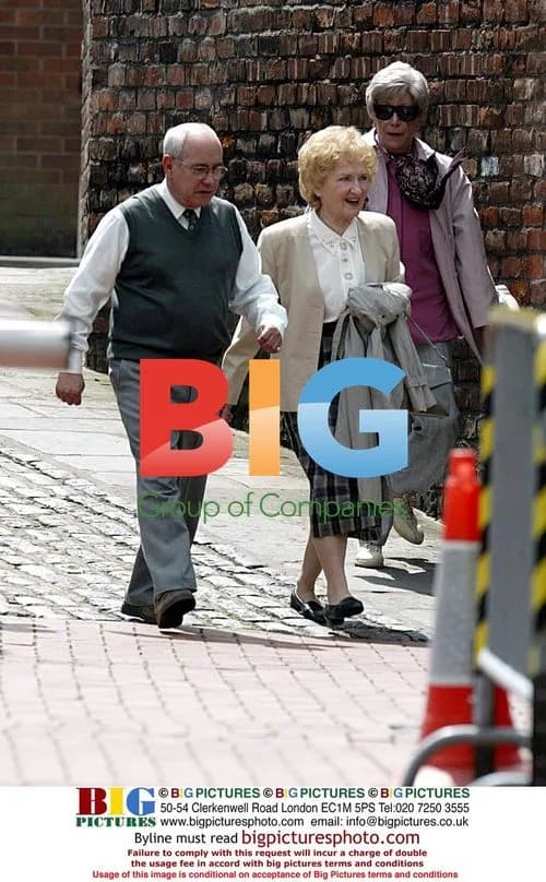 Corrie Old Timers Leaving Set