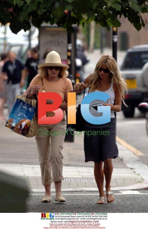 Sienna Miller Snaps Photographer