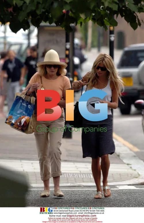 Sienna Miller Snaps Photographer