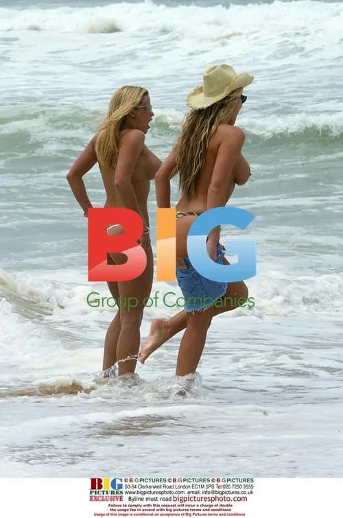 Aussie model Jade and actress Jamie enjoy Portugal