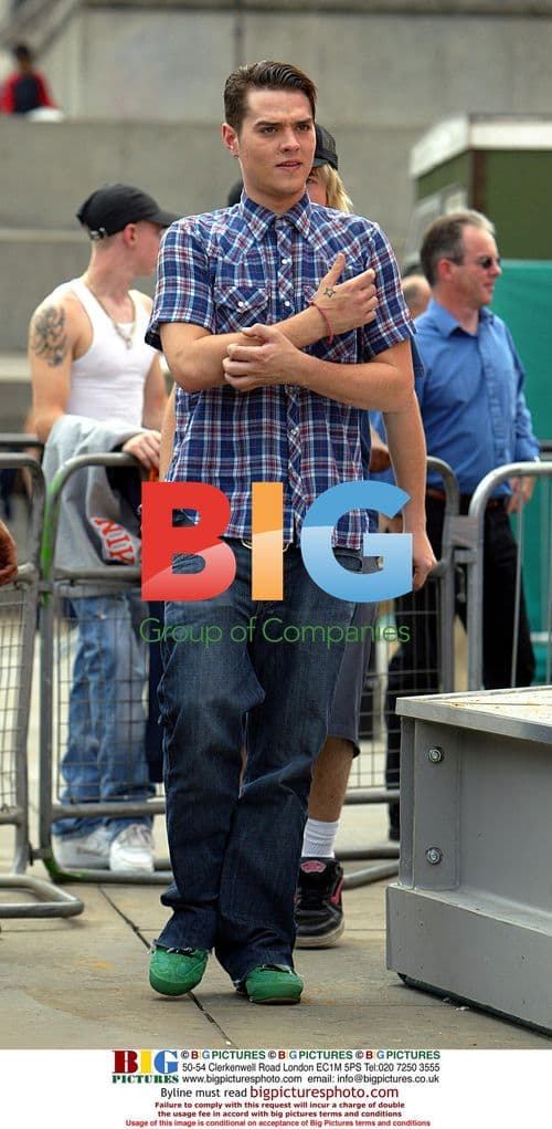 Boy band BUSTED with 'Thunderbird 3' rocket