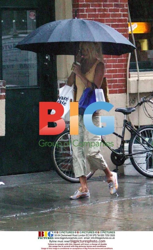 Victoria Silvstedt in the Rain, New York