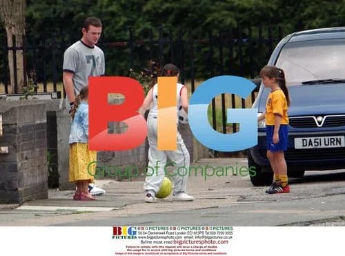 Rooney and Coleen Return Home After Shopping Trip