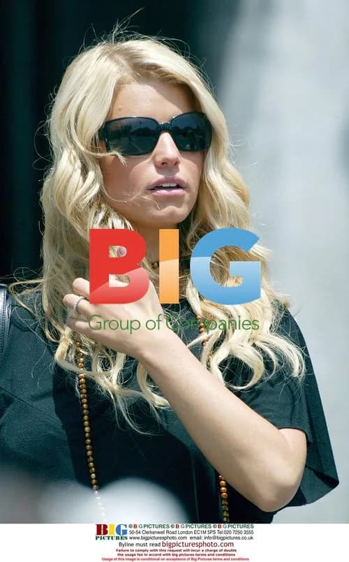 Jessica Simpson Shopping with Dog