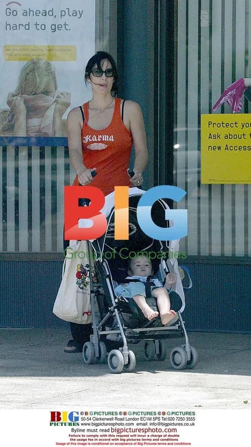Carrie Ann Moss Shopping with Baby